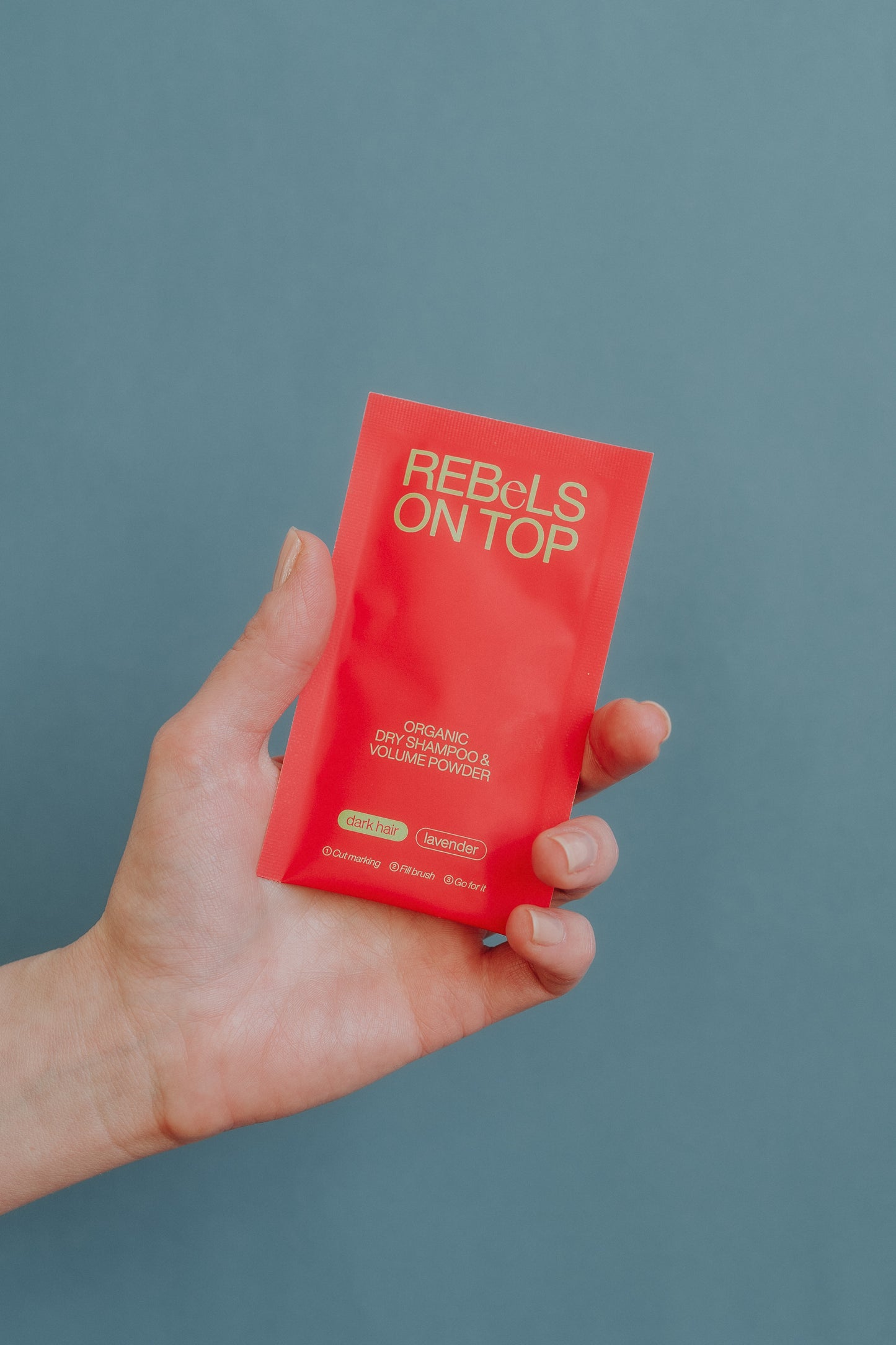 Ein Bio-Trockenshampoo-Nachfüllpäckchen in Rot für dunkles Haar
