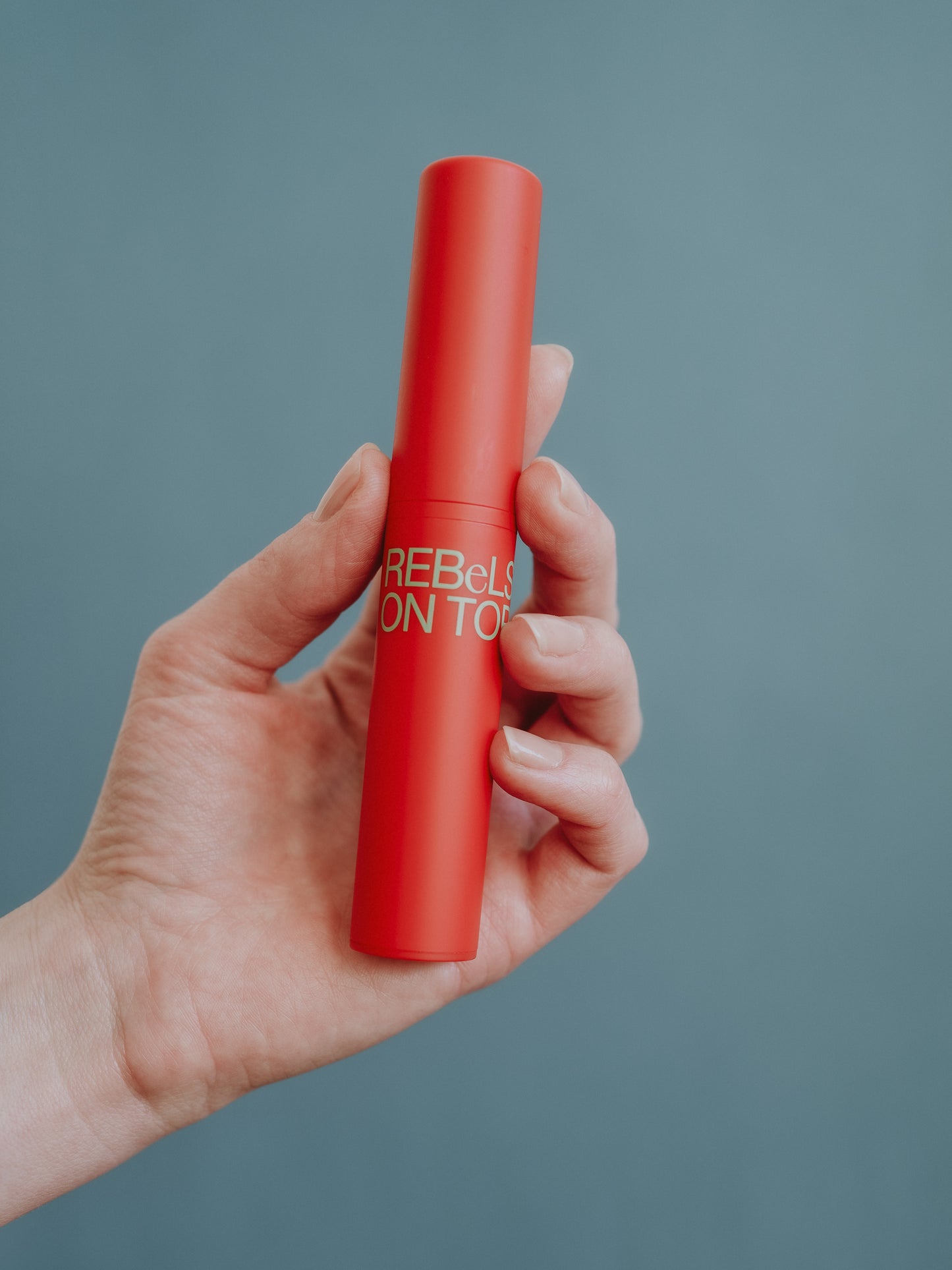 Bio-Trockenshampoo in einem nachfüllbaren Pinsel für einfaches Auftragen unterwegs