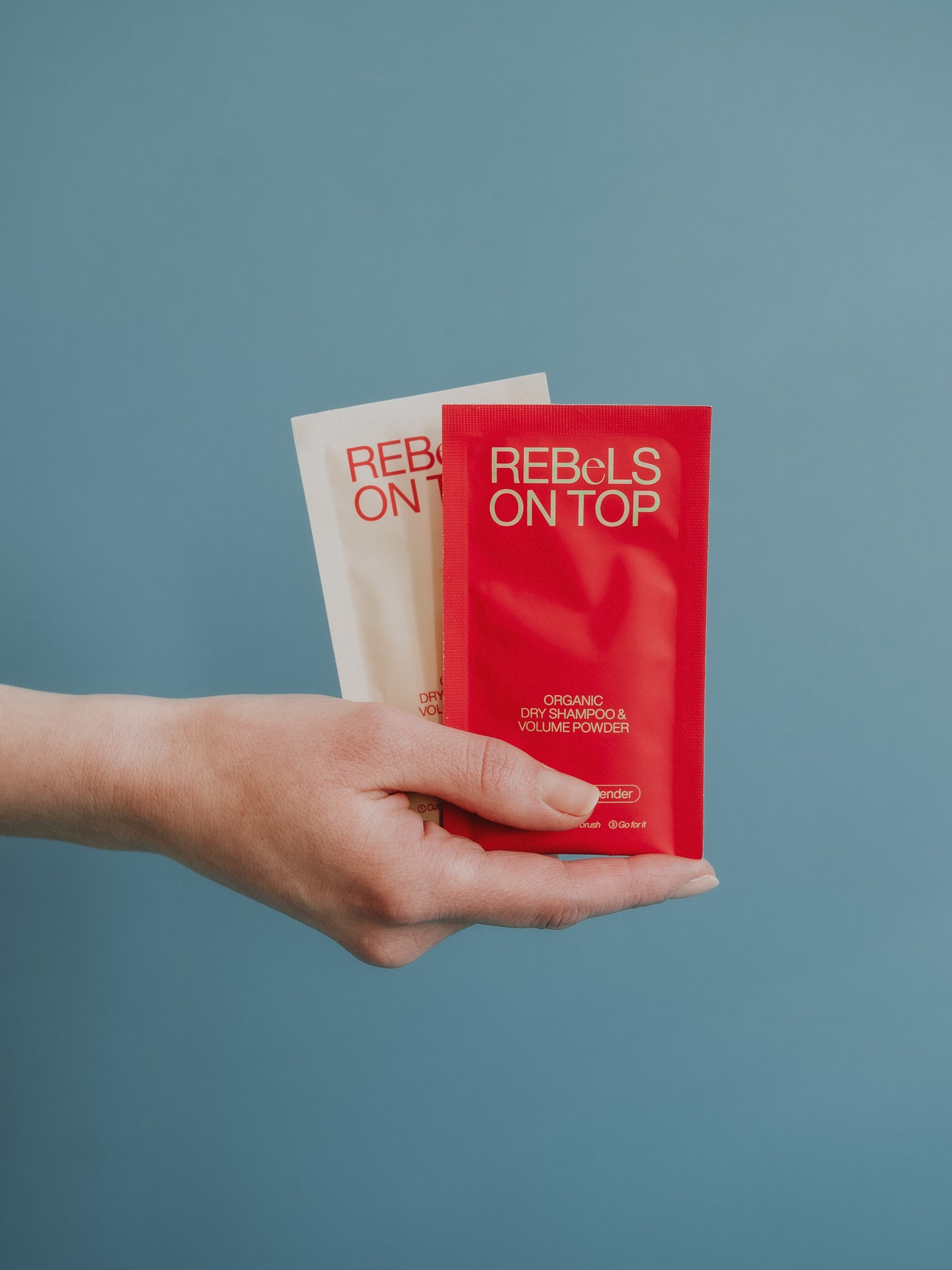 Zwei Bio-Trockenshampoo-Nachfüll-Päckchen: Rot für dunkles Haar, Beige für helles Haar