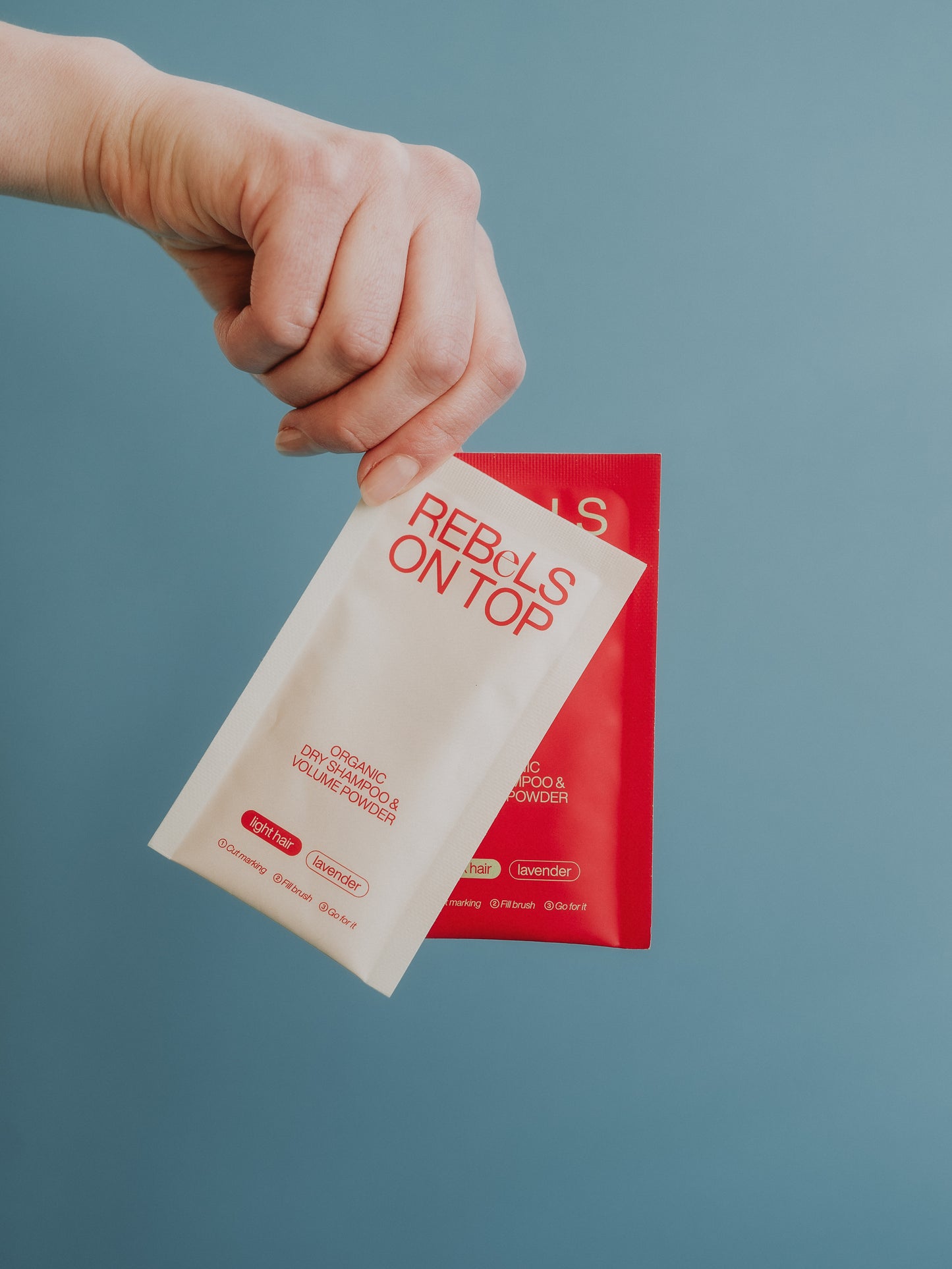 Zwei Bio-Trockenshampoo-Nachfüll-Päckchen: Rot für dunkles Haar, Beige für helles Haar
