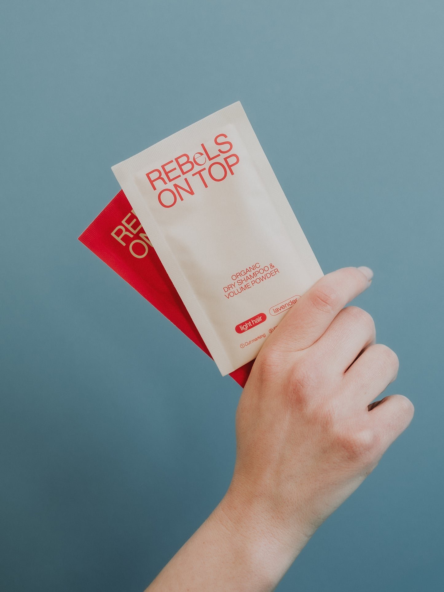 Zwei Bio-Trockenshampoo-Nachfüll-Päckchen: Rot für dunkles Haar, Beige für helles Haar