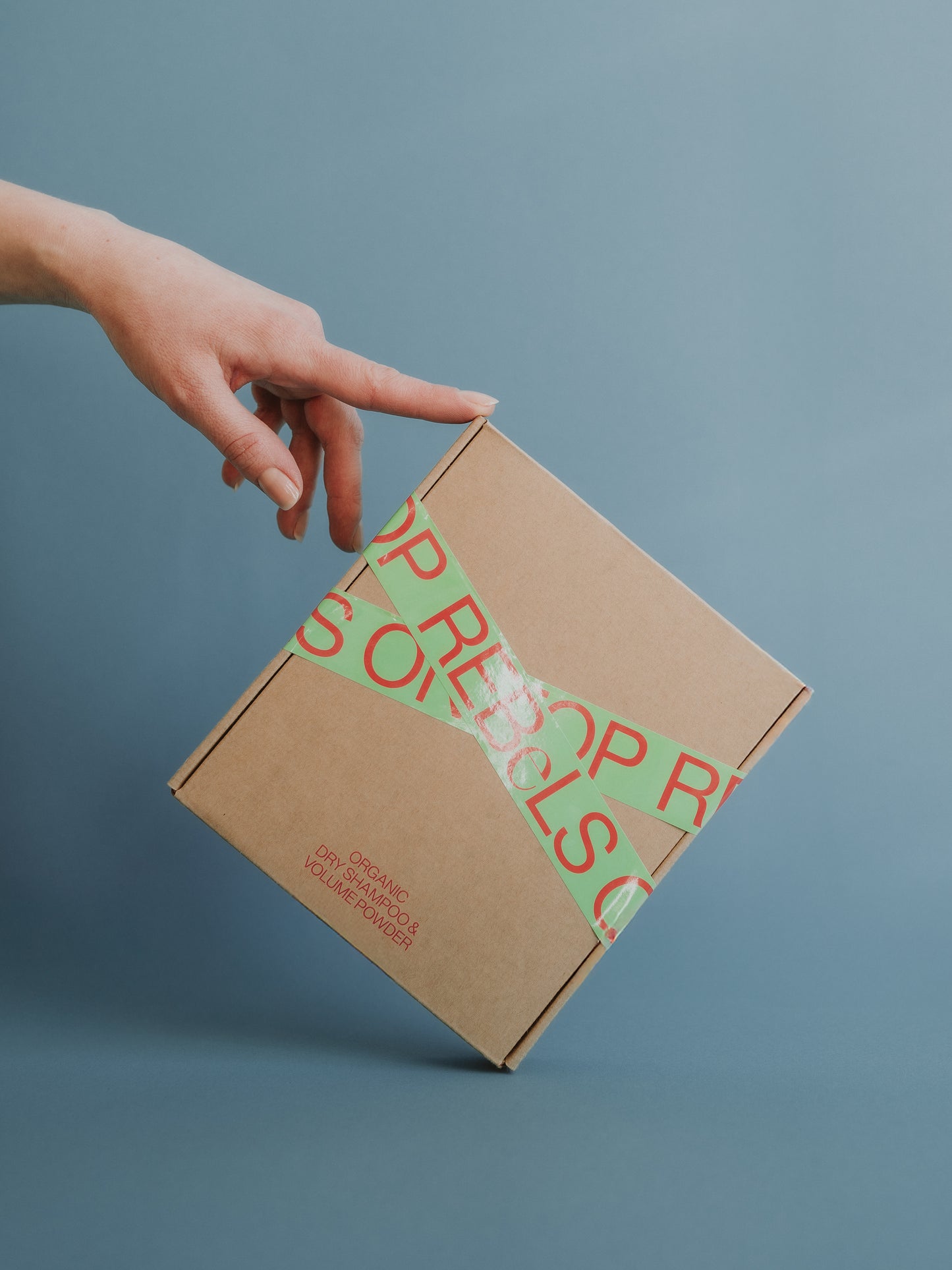 Trockenshampoo-Starterkit in nachhaltiger Kartonverpackung mit minimalistischem Design