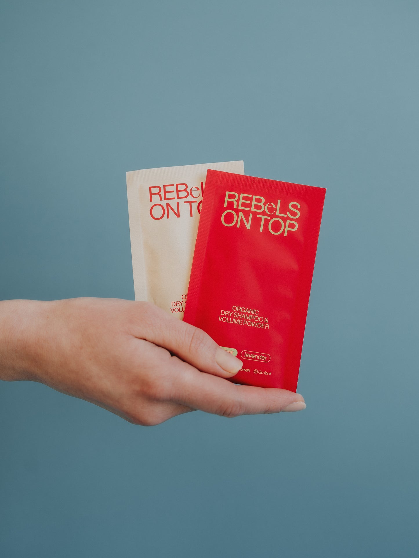 Zwei Bio-Trockenshampoo-Nachfüll-Päckchen: Rot für dunkles Haar, Beige für helles Haar