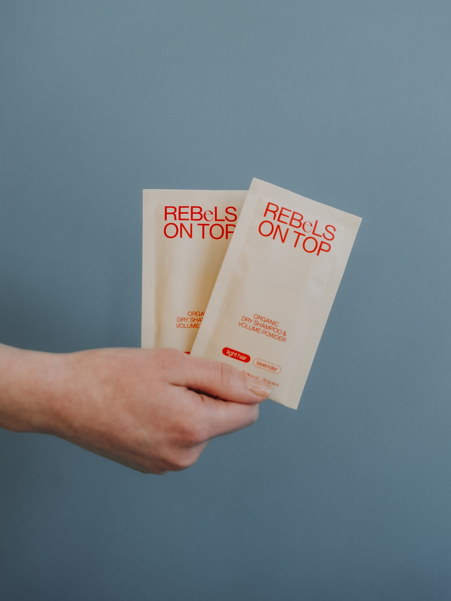 Zwei Bio-Trockenshampoo-Nachfüllpäckchen in Beige für helles Haar