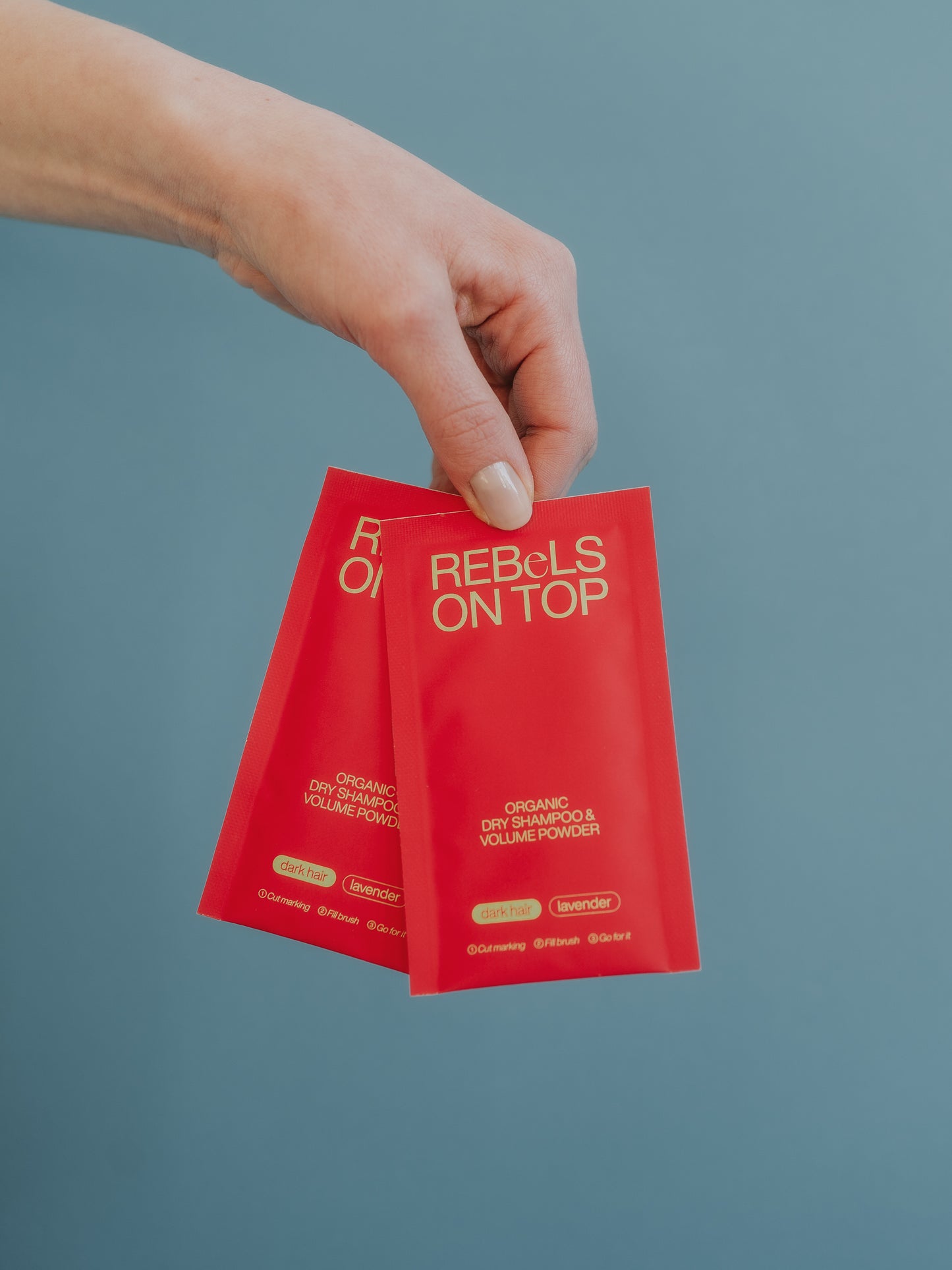 Zwei Bio-Trockenshampoo-Nachfüllpäckchen in Rot für dunkles Haar