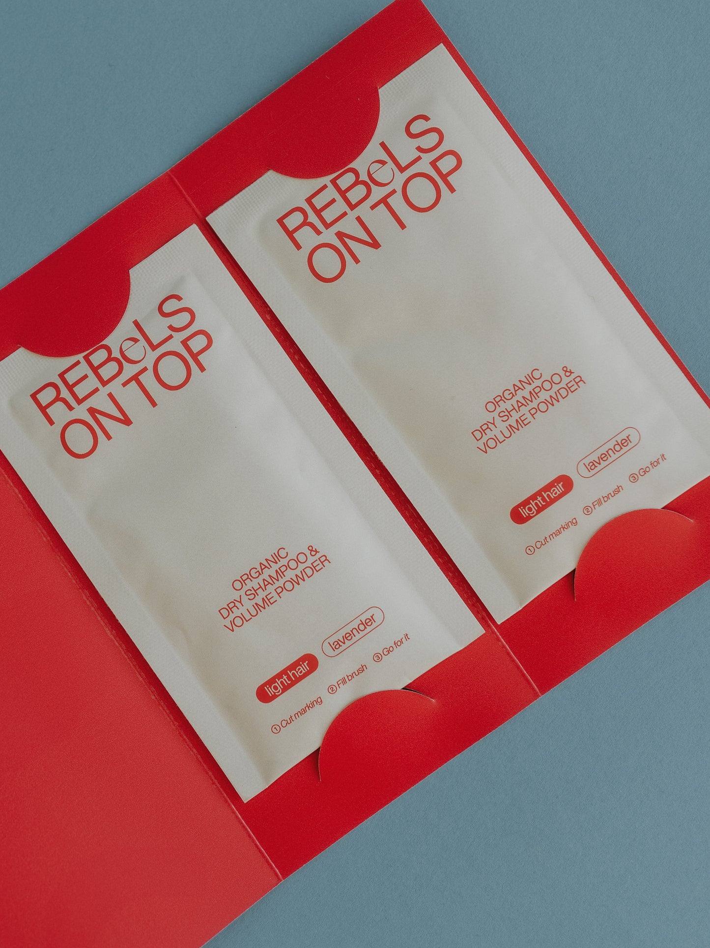 Zwei Bio-Trockenshampoo-Nachfüllpäckchen in Beige für helles Haar, verpackt in einem Set mit insgesamt drei Nachfüllungen