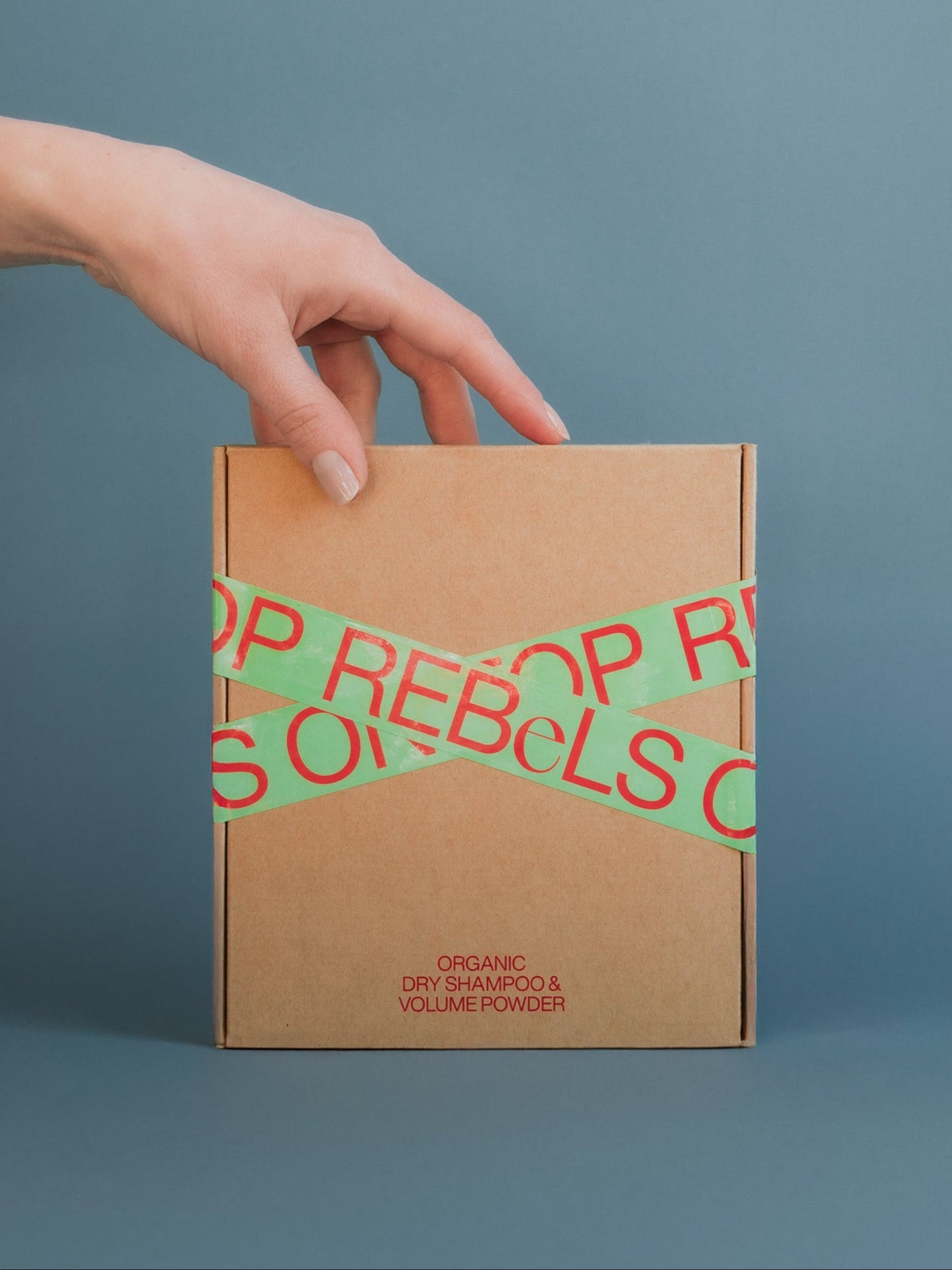 Trockenshampoo-Starterkit in nachhaltiger Kartonverpackung mit minimalistischem Design