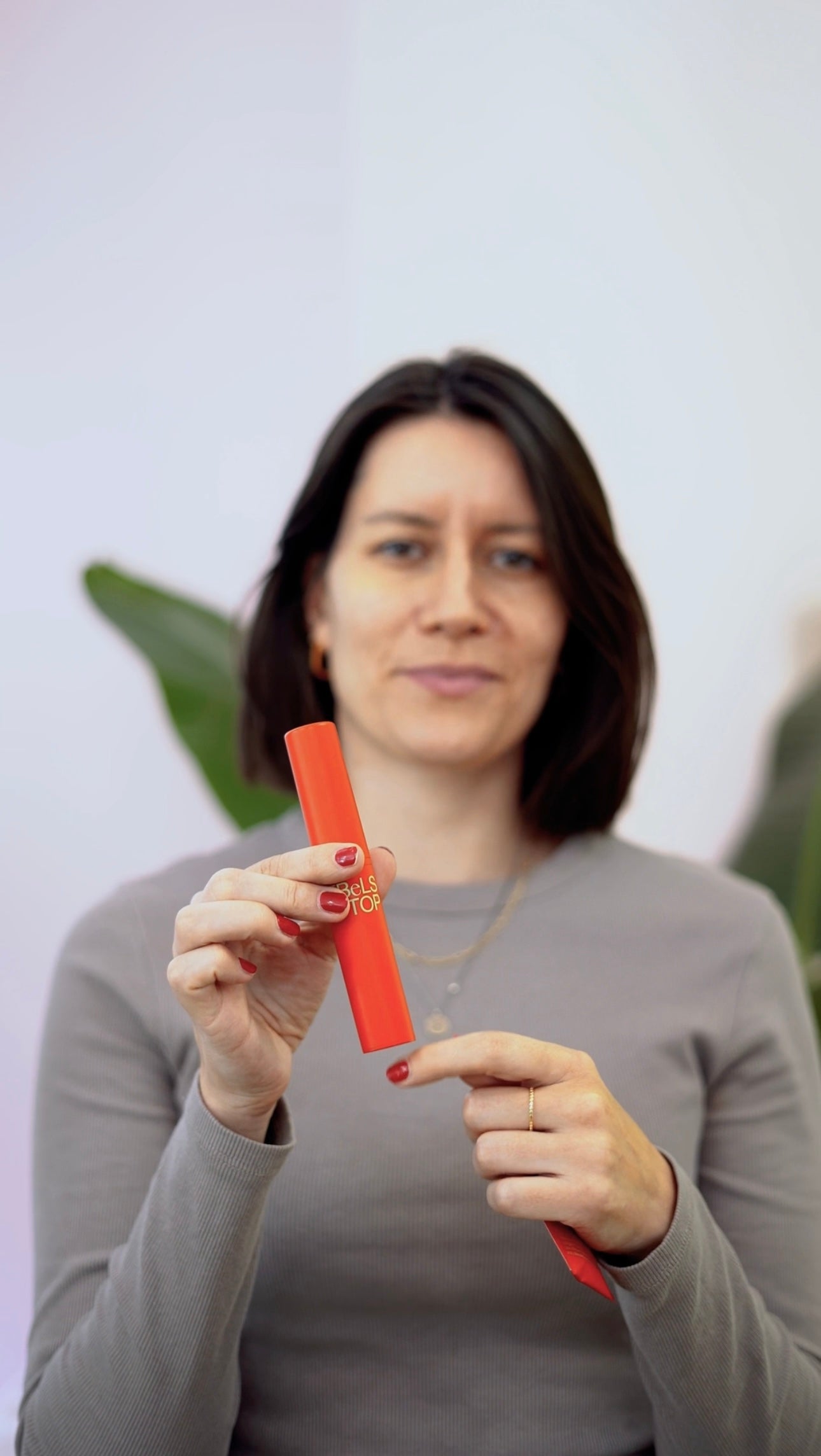 Video laden: Video: Demonstration der vollständigen Anwendung des Trockenshampoos, mit Untertiteln.